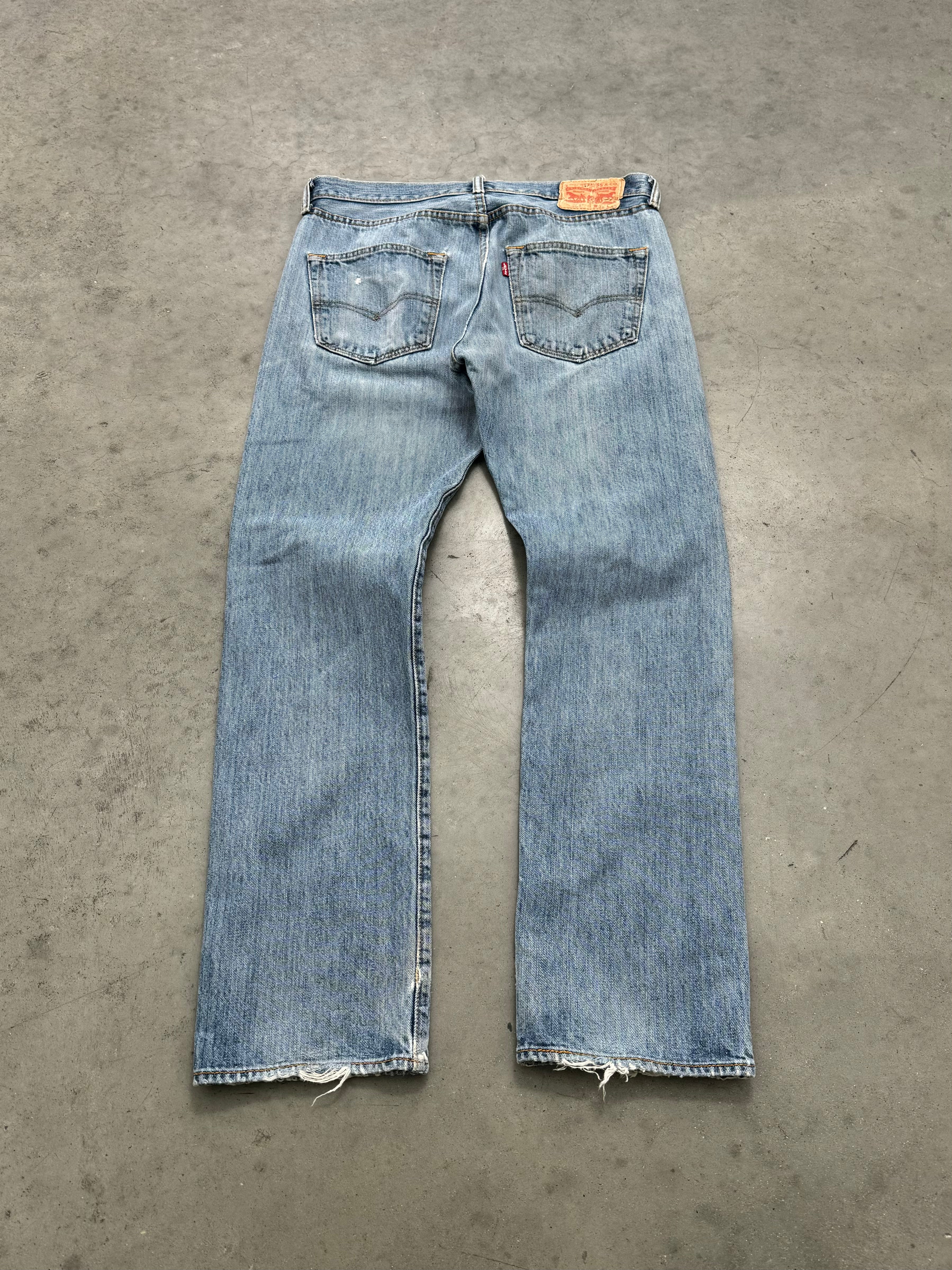 DISTRESSED & FADED LEVIS 501 JEANS - 2000S