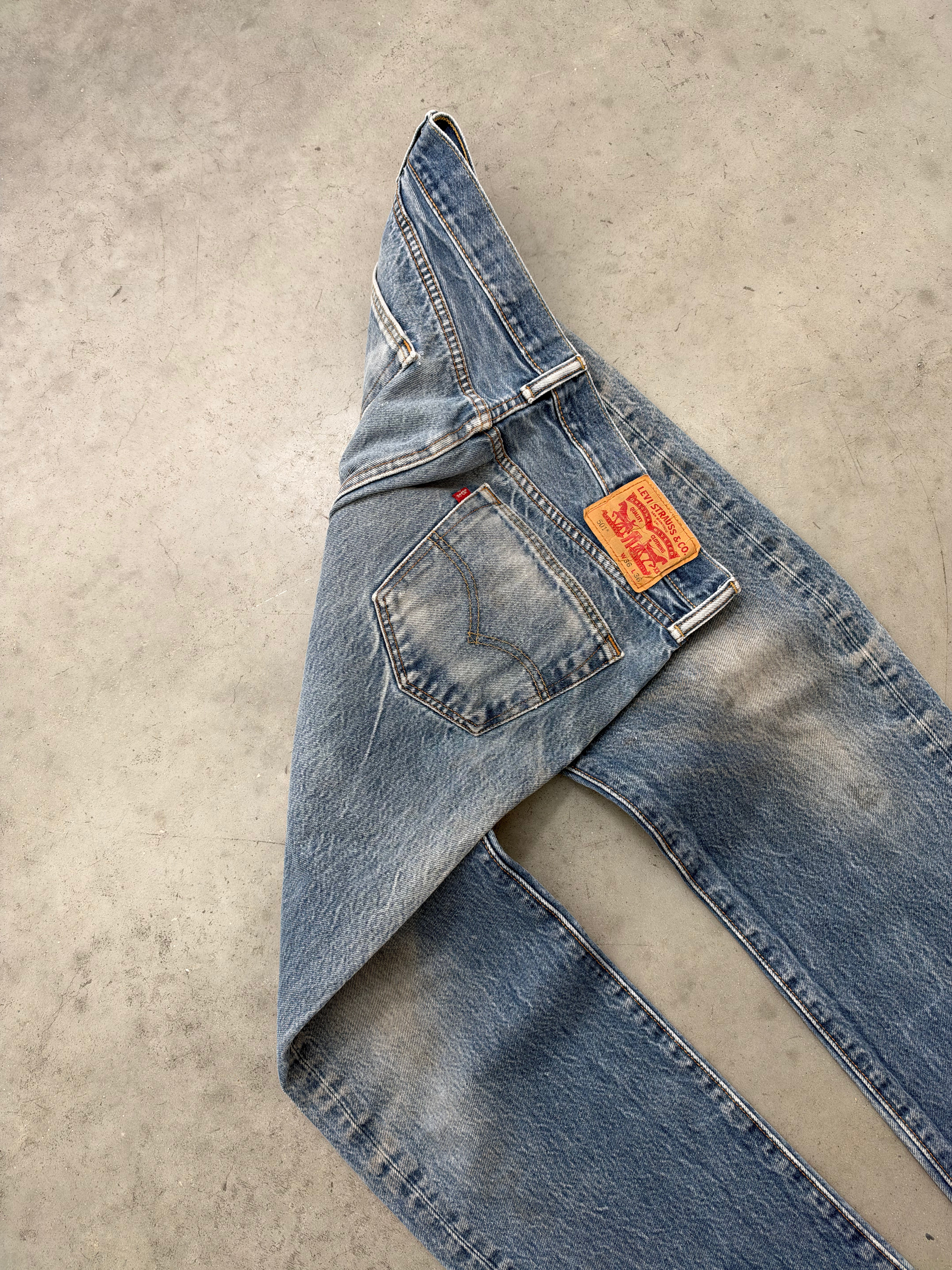 FADED BLUE LEVIS 501 BUTTON FLY - 2000S