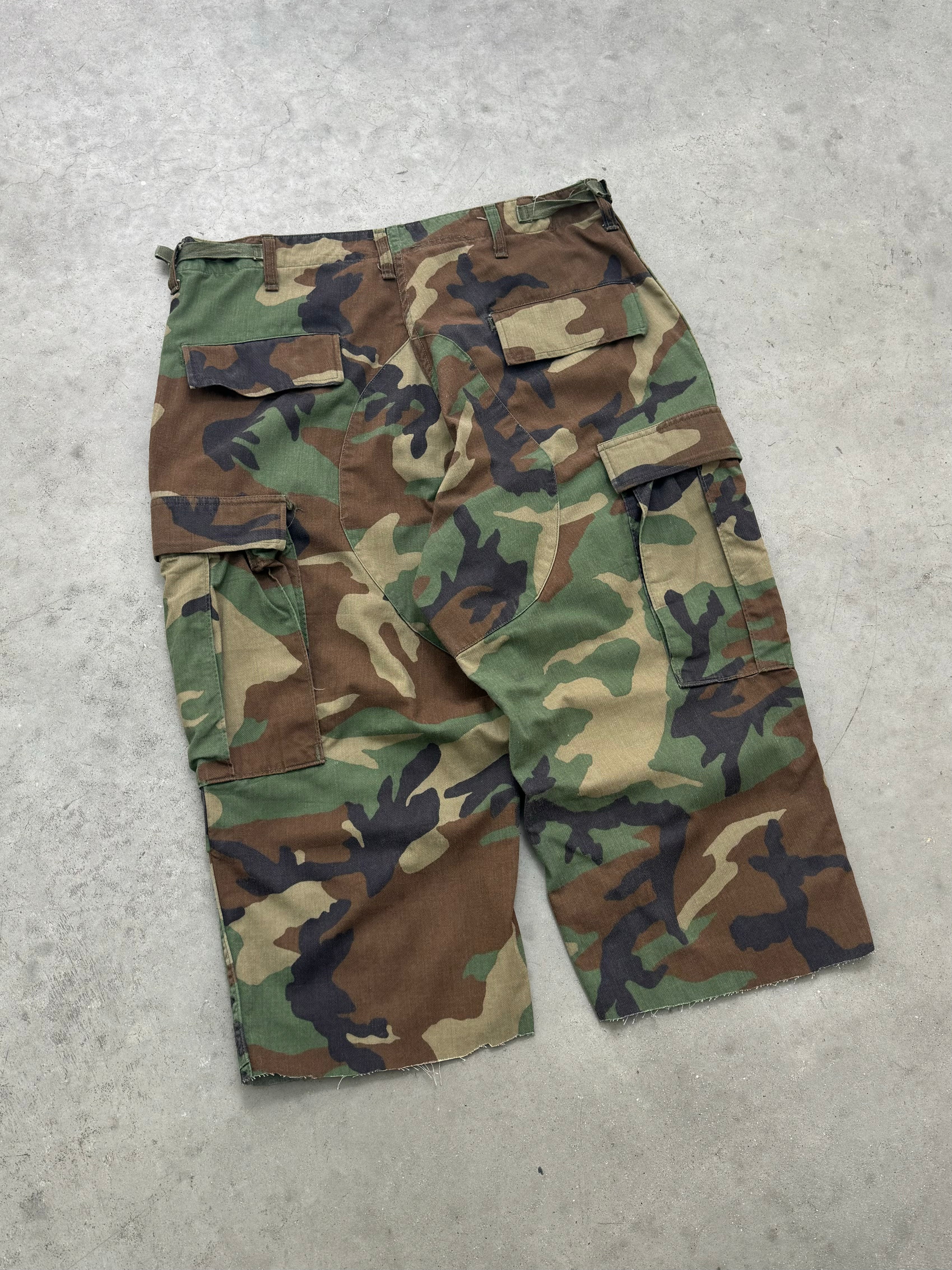 FADED ARMY CAMO CARGO SHORTS - 1990S