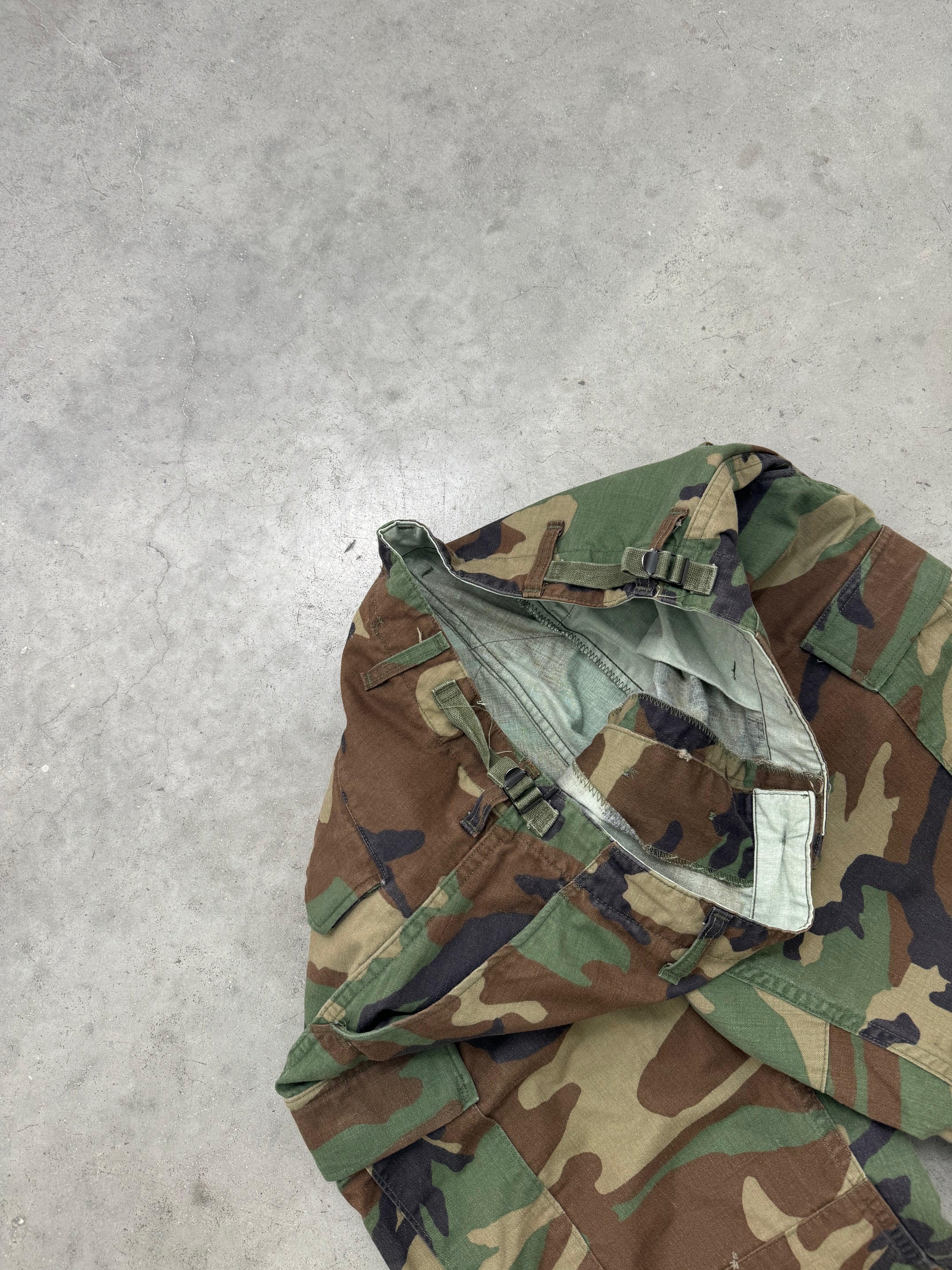 FADED ARMY CAMO CARGO SHORTS - 1990S