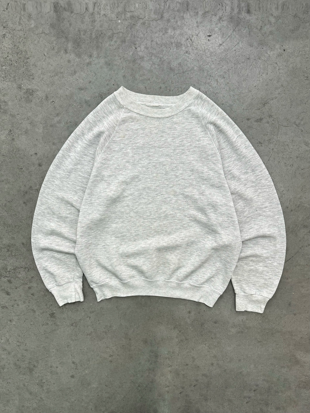 HEATHER GREY RAGLAN SLEEVE CREWNECK SWEATSHIRT - 1980S
