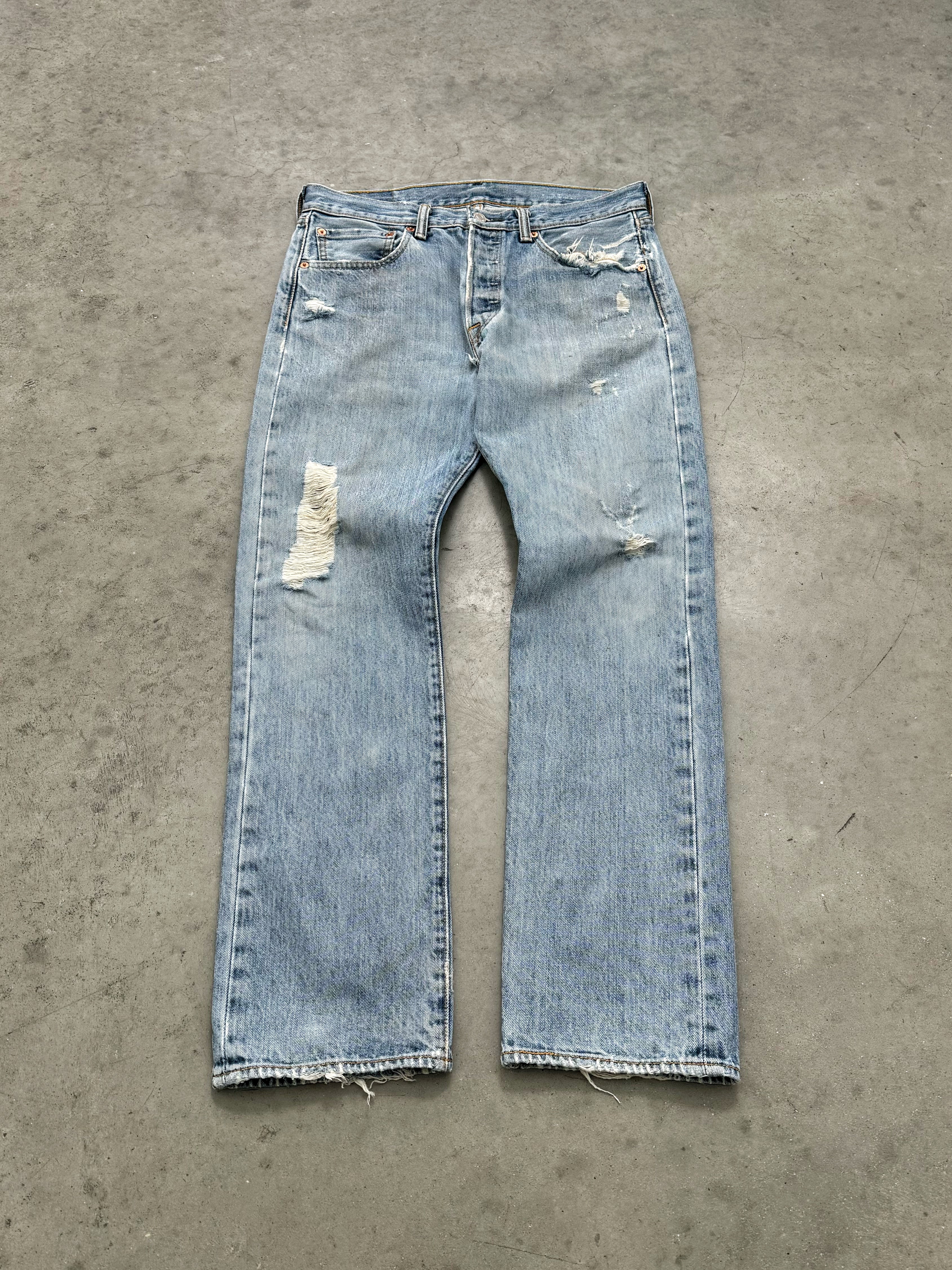 DISTRESSED & FADED LEVIS 501 JEANS - 2000S