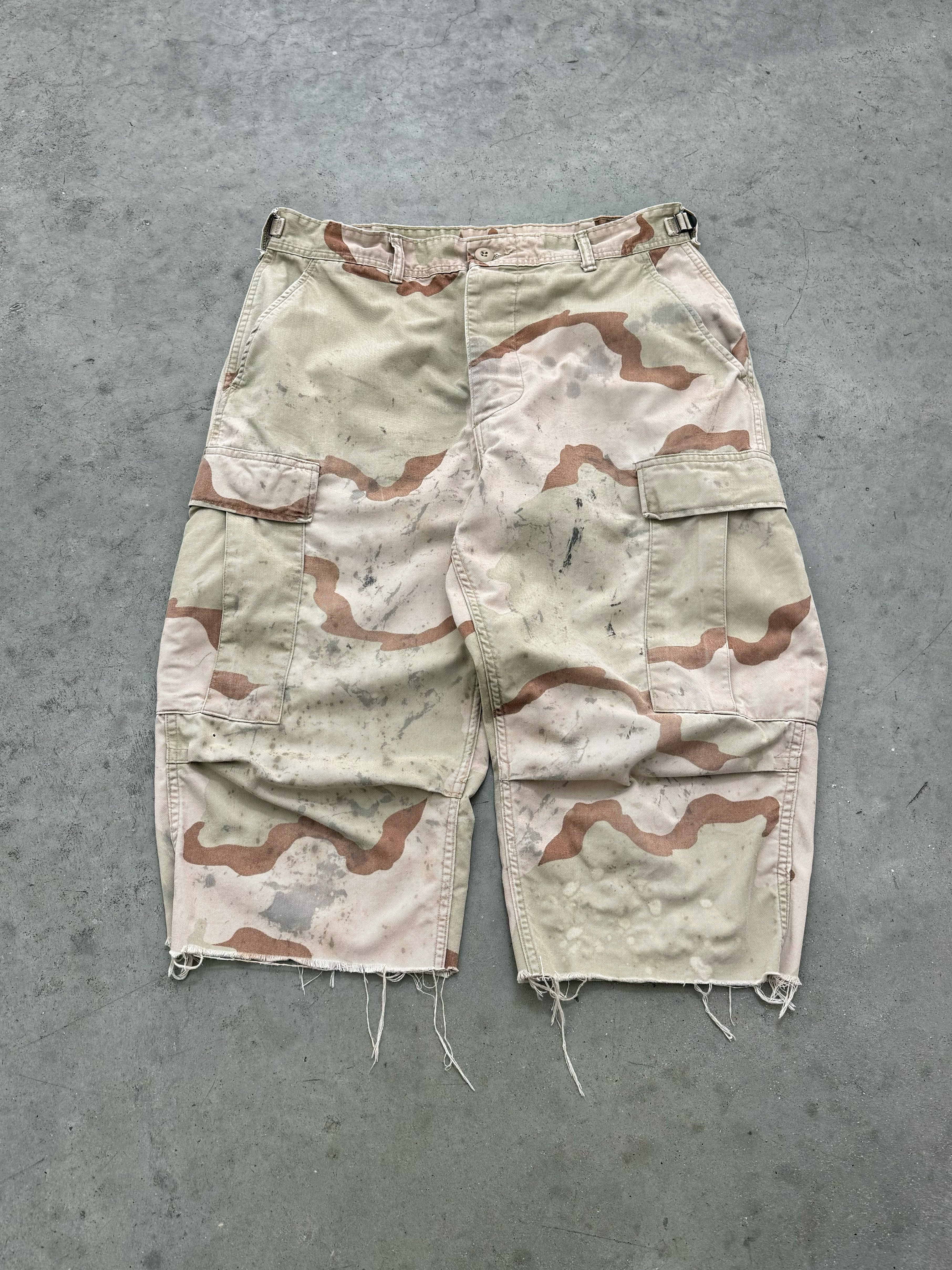 DISTRESSED FADED DESERT CAMO ARMY SHORTS - 1990S
